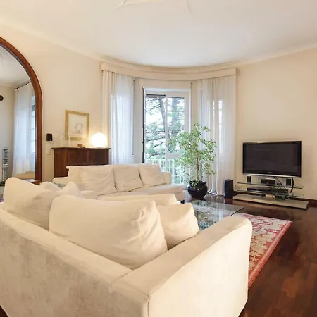Three-bedroom In Διαμέρισμα Αλμπένγκα
